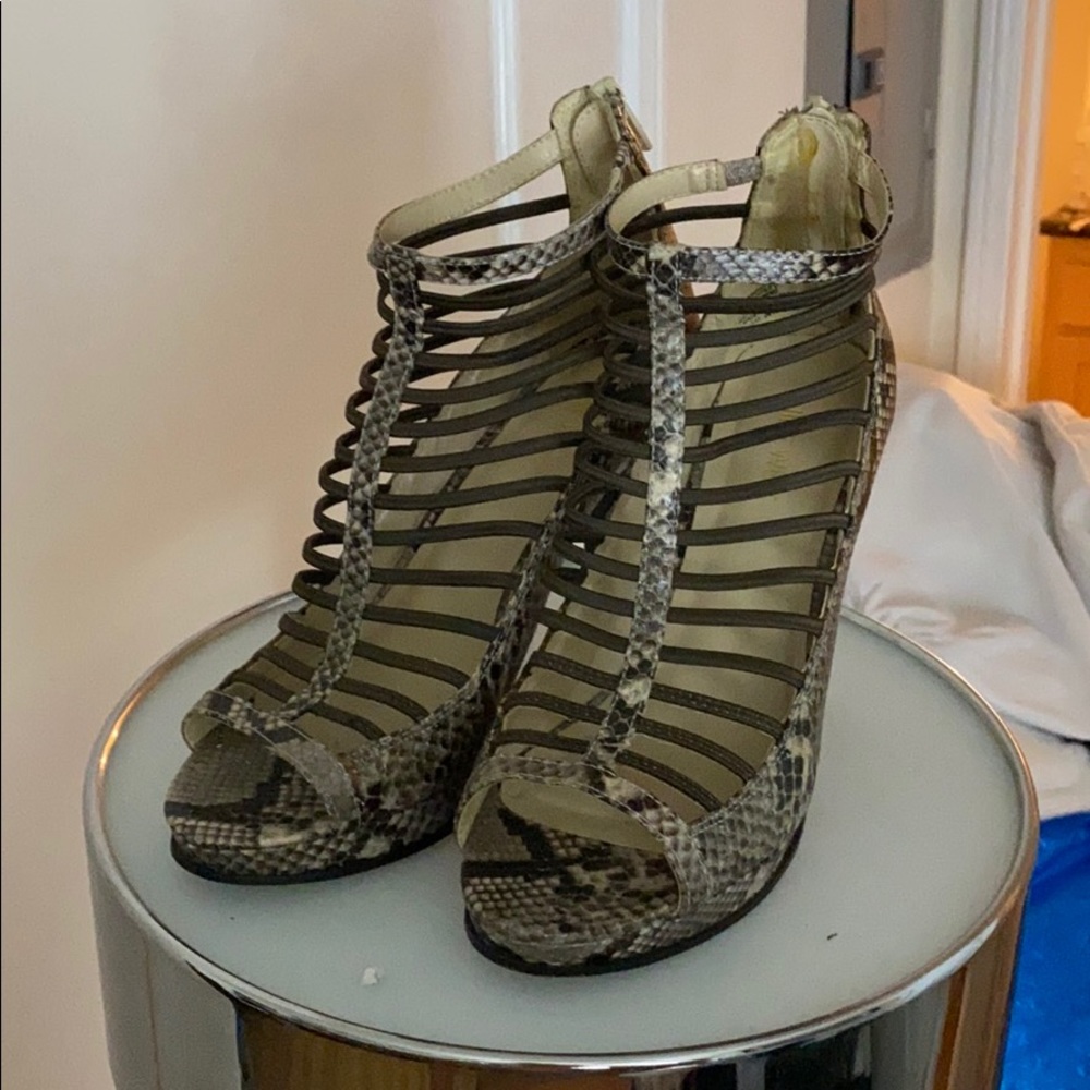 NINE WEST SNAKE SKIN STRAPPY HEELS - 8